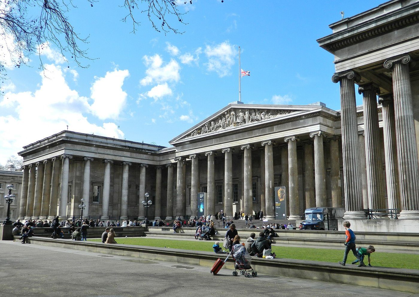 British Museum w Londynie (od 1759) — jedno z pierwszych muzeów publicznych, „dostępne dla wszelkich ciekawych osób"; klasycystyczna kolumnada · źródło: fot. Paasikivi, Wikimedia Commons, CC BY-SA 4.0