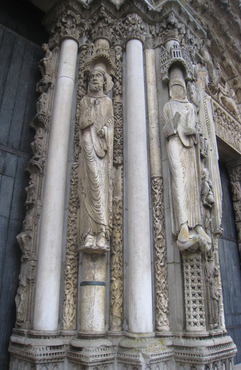 Portal Królewski katedry w Chartres (gotyk) — rzeźba architektoniczna i relief wysoki: figury i tympanon integralnie wyrastają z budowli · źródło: fot. Seudo, Wikimedia Commons, CC BY-SA 4.0