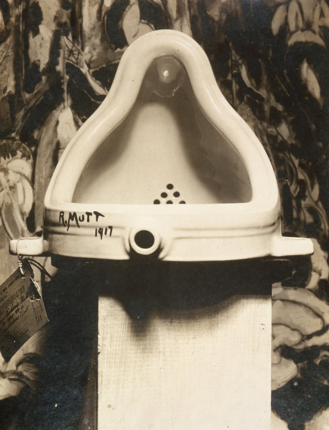 Marcel Duchamp, Fontanna (1917) — ready-made: pisuar ogłoszony dziełem; o sztuce decyduje wybór i kontekst, nie wykonanie; poprzednik konceptualizmu (fot. A. Stieglitz) · źródło: fot. Alfred Stieglitz, Wikimedia Commons, domena publiczna