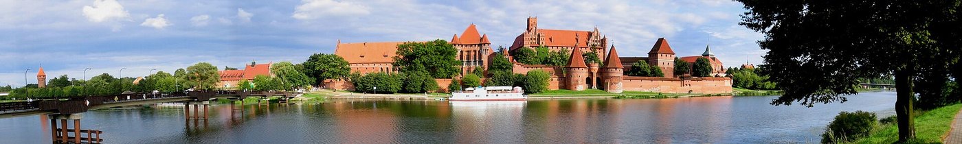 Zamek w Malborku — gotyk ceglany (bałtycki): największy gotycki zamek na świecie z cegły zamiast kamienia · źródło: fot. SimonCiminski, Wikimedia Commons, CC BY-SA 4.0