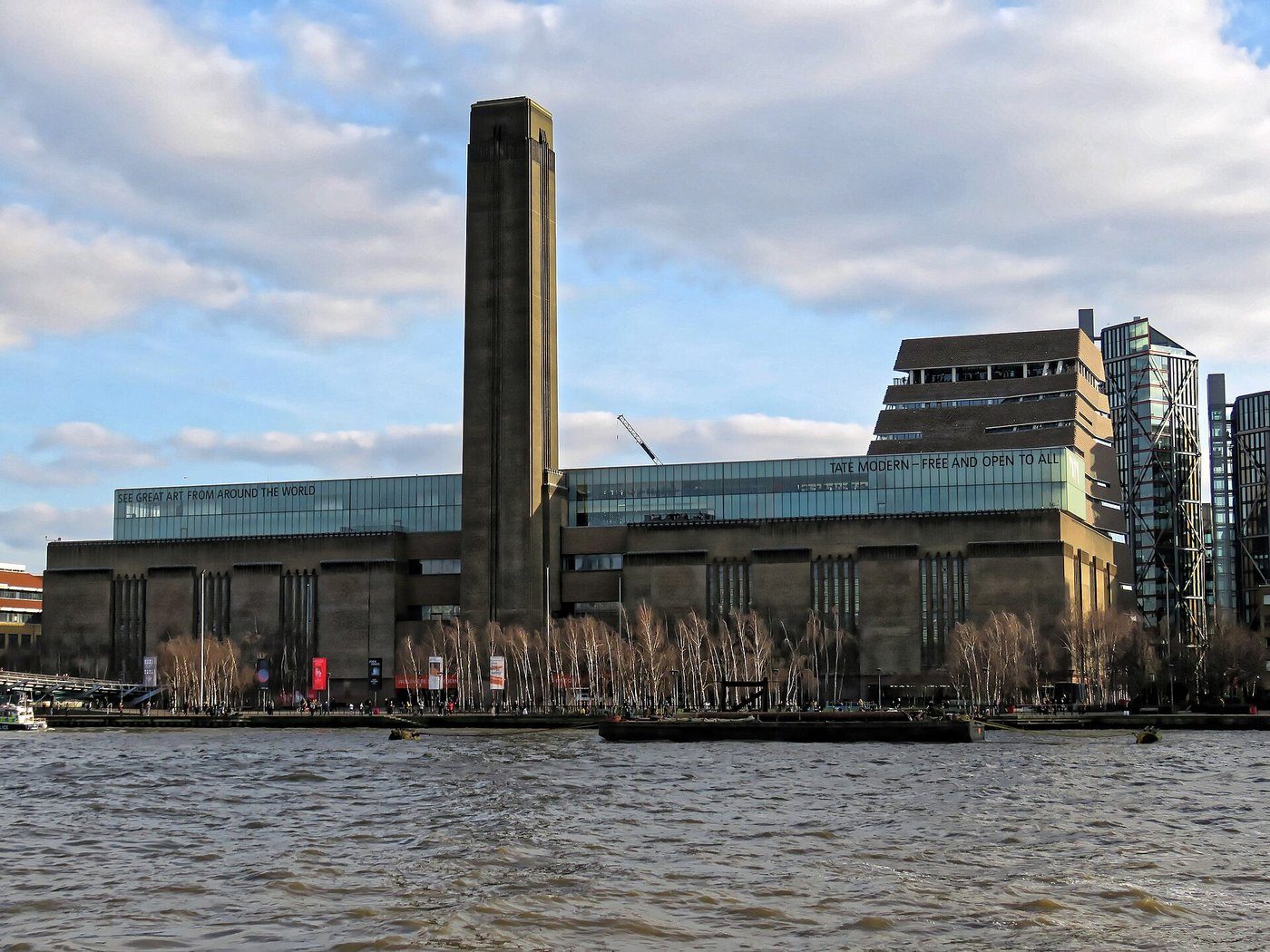 Tate Modern (Londyn) — muzeum sztuki współczesnej w dawnej elektrowni Bankside; wstęp do kolekcji stałej bezpłatny · źródło: fot. Acabashi, Wikimedia Commons, CC BY-SA 4.0