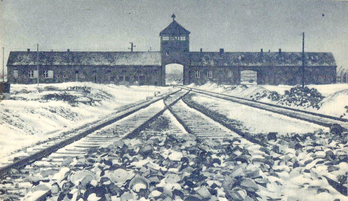Brama obozu Auschwitz II-Birkenau, zdjęcie z 1945 roku po wyzwoleniu — miejsce, które Borowski opisał w opowiadaniach. · źródło: Stanisław Mucha, Wikimedia Commons, domena publiczna