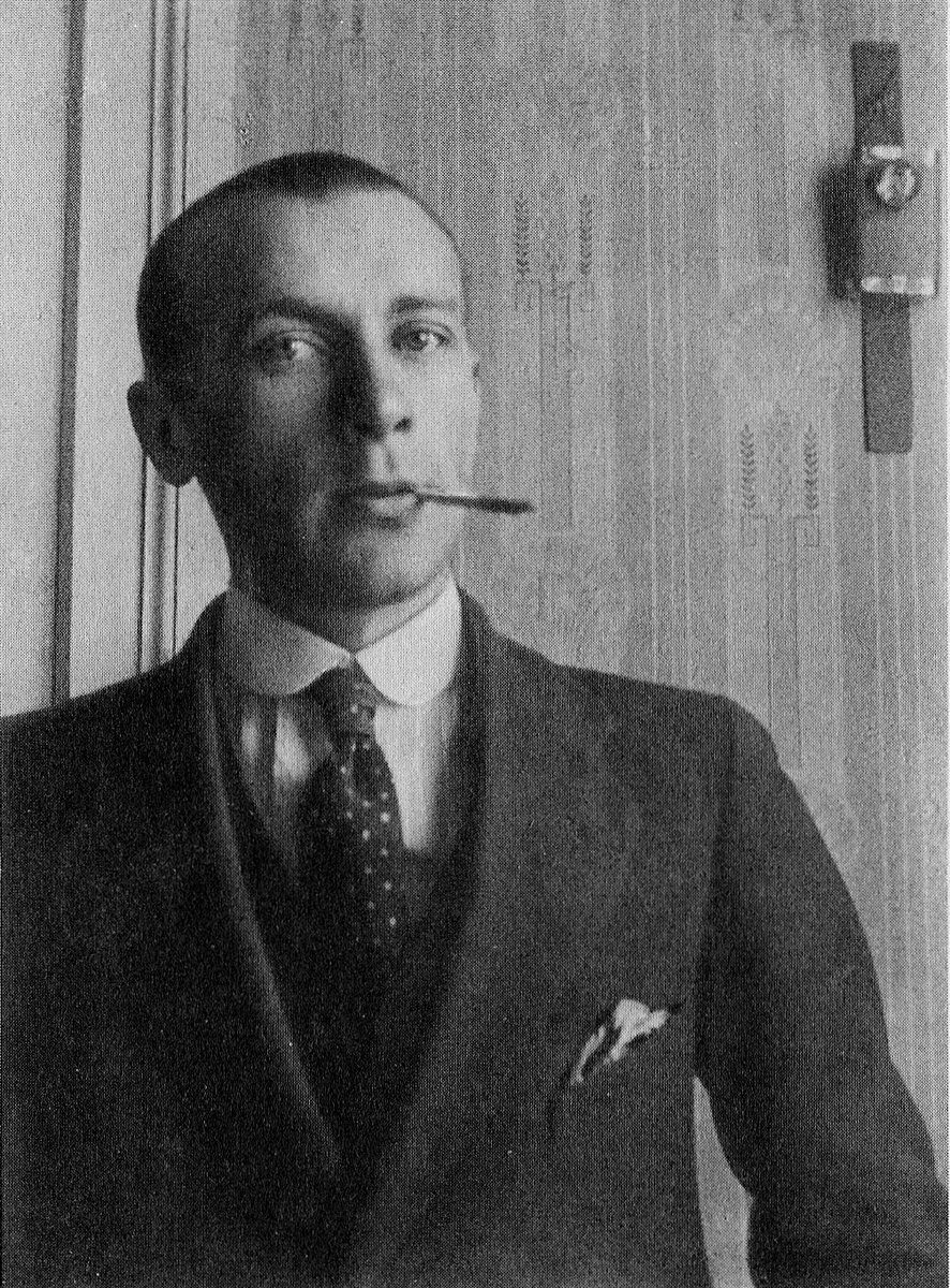 Michaił Bułhakow na fotografii z lat 1916–1917 — autor „Mistrza i Małgorzaty”, pisanej w ukryciu przez dwanaście lat · źródło: nieznany autor, Wikimedia Commons, domena publiczna