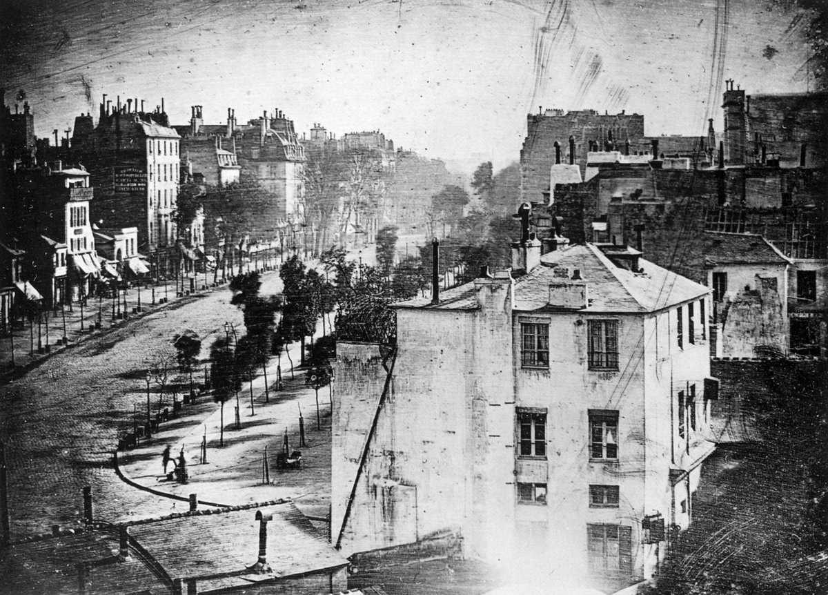„Boulevard du Temple” Louisa Daguerre’a (1838) — jedna z pierwszych fotografii i najwcześniejszy utrwalony wizerunek człowieka, narodziny medium dokumentu · źródło: Louis Daguerre, Wikimedia Commons, domena publiczna
