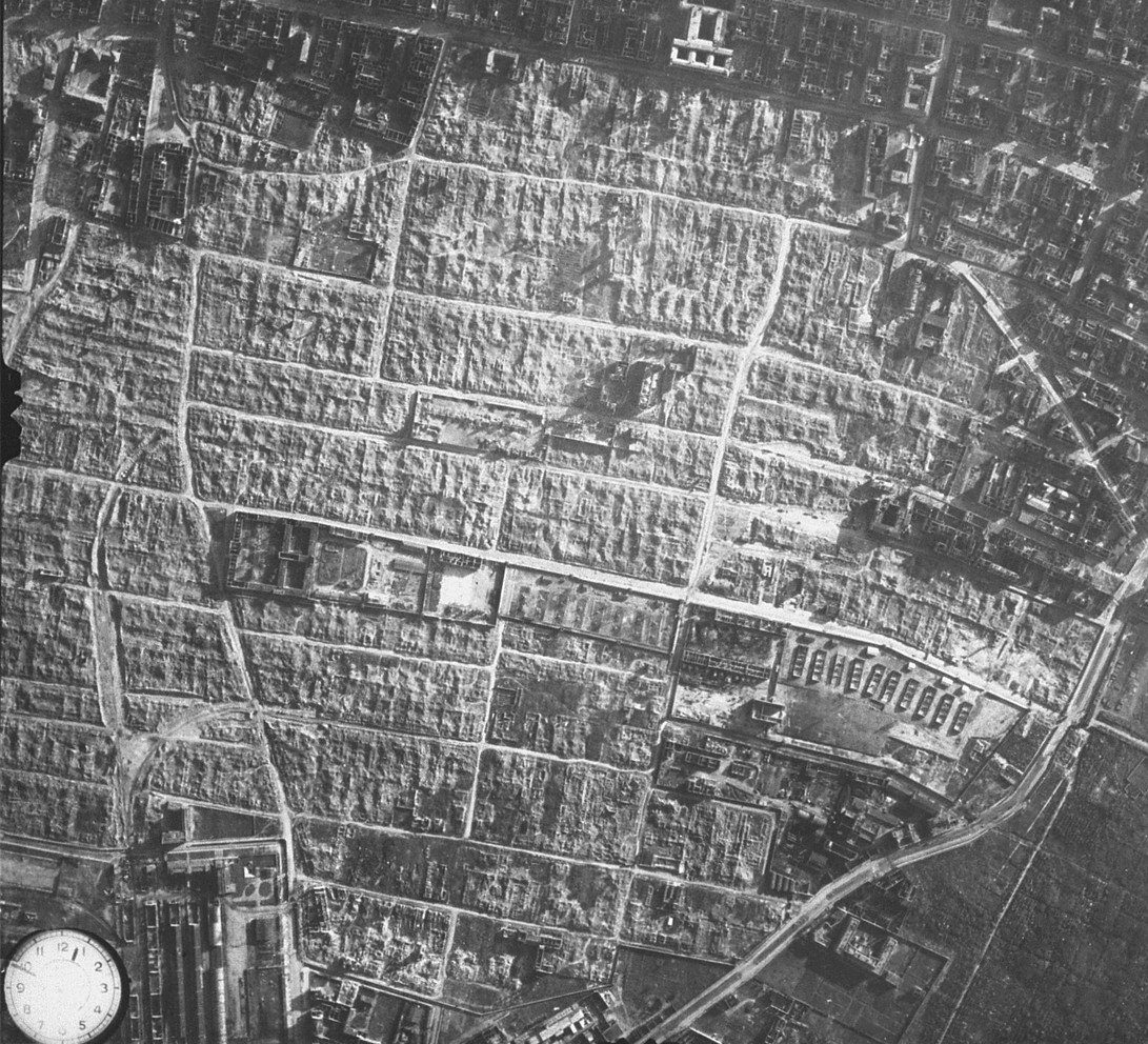 Getto warszawskie z lotu ptaka po likwidacji — kontekst reportażu Hanny Krall o powstaniu w getcie. · źródło: nieznany autor, Wikimedia Commons, domena publiczna