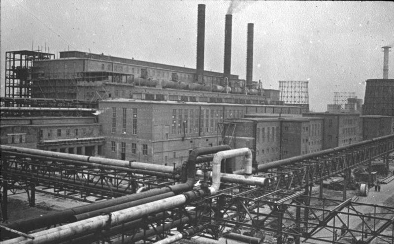 Zakłady IG Farben (Buna) przy Auschwitz III-Monowitz, gdzie więziono Prima Leviego. · źródło: Bundesarchiv, Wikimedia Commons, CC BY-SA 3.0 de