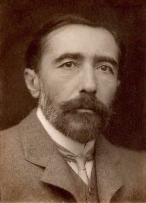Joseph Conrad (Józef Korzeniowski) na fotografii z 1904 r. — polsko-brytyjski pisarz, autor „Jądra ciemności” · źródło: George Charles Beresford, Wikimedia Commons, domena publiczna
