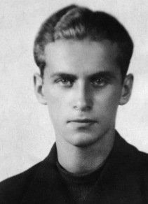 Krzysztof Kamil Baczyński (1921–1944), poeta pokolenia Kolumbów, poległy w czwartym dniu powstania warszawskiego. · źródło: nieznany autor, Wikimedia Commons, domena publiczna