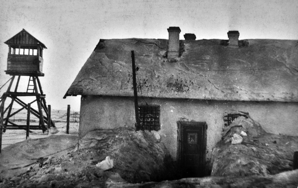 Karcer obozu pracy w rejonie Workuty, 1945 — fragment sowieckiego systemu łagrowego znanego z „Innego świata". · źródło: Rosyjskie Archiwum Państwowe w Moskwie, Wikimedia Commons, CC BY-SA 3.0