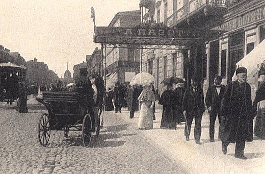 Newski Prospekt w Petersburgu (ok. 1900) — miasto, w którym Raskolnikow snuje swoją zbrodniczą teorię · źródło: nieznany autor, Wikimedia Commons, domena publiczna