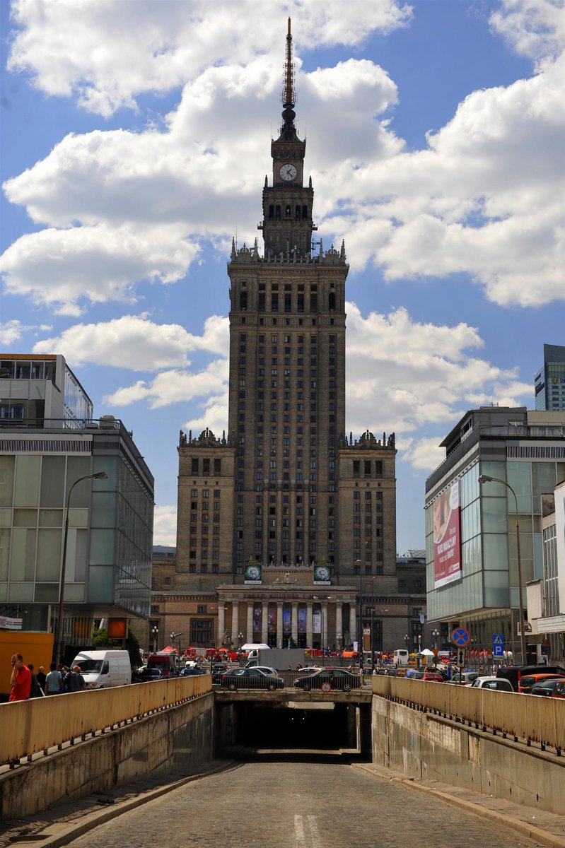 Pałac Kultury i Nauki w Warszawie (1955) — sztandarowy przykład architektury socrealizmu narzuconego w Polsce po 1945 roku · źródło: Cezary Piwowarski, Wikimedia Commons, CC BY-SA 4.0