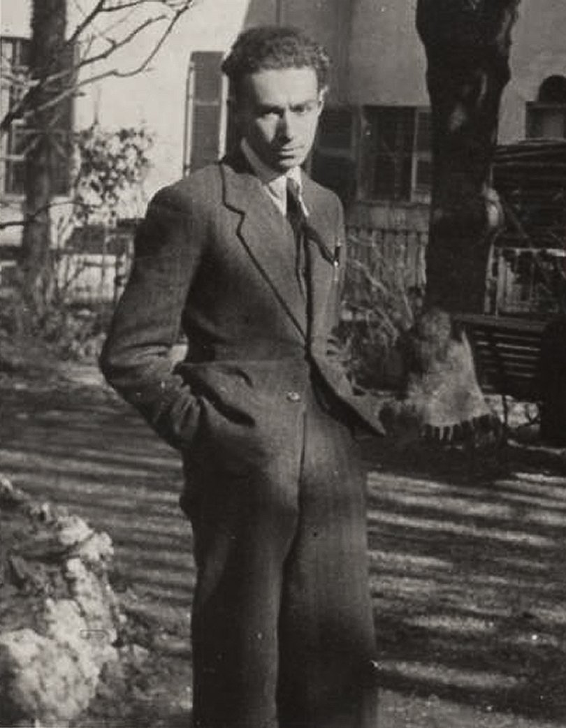 Primo Levi na fotografii z lat 1942–1943 — włoski świadek Zagłady, autor „Czy to jest człowiek". · źródło: nieznany autor, Wikimedia Commons, domena publiczna