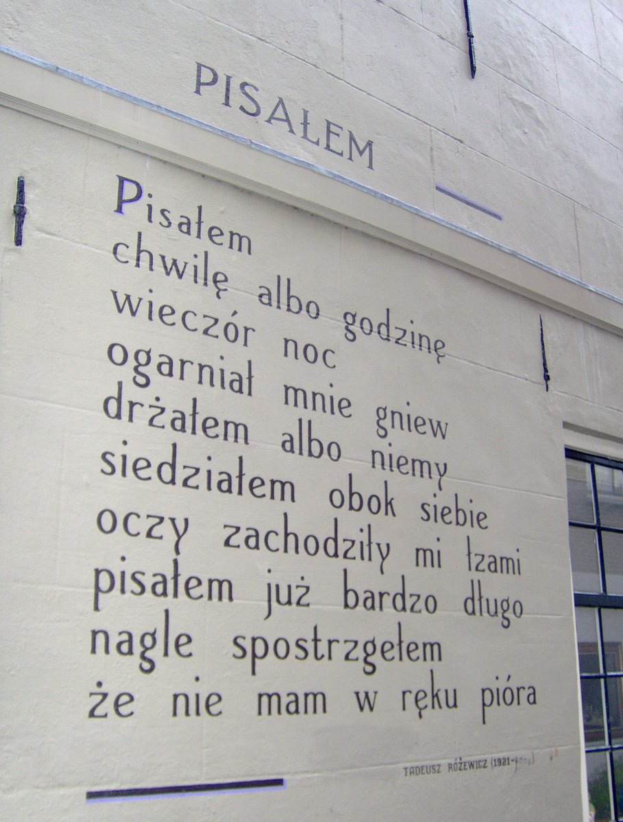 Wiersz Różewicza „Pisałem” jako mural na ścianie kamienicy w Leiden (Holandia) — poezja w przestrzeni miejskiej · źródło: Tubantia, Wikimedia Commons, CC BY-SA 3.0