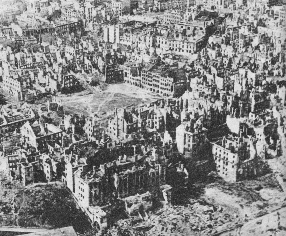Zniszczona Warszawa w styczniu 1945 — około 85 procent zabudowy miasta legło w gruzach po powstaniu i celowej akcji wyburzania. · źródło: Maciej Świerczyński, Wikimedia Commons, domena publiczna