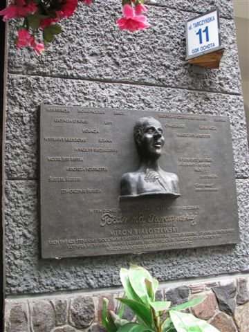Tablica upamiętniająca Mirona Białoszewskiego przy ul. Tarczyńskiej 11 w Warszawie, gdzie prowadził Teatr Osobny · źródło: Mariusz Kubik, Wikimedia Commons, CC BY 3.0