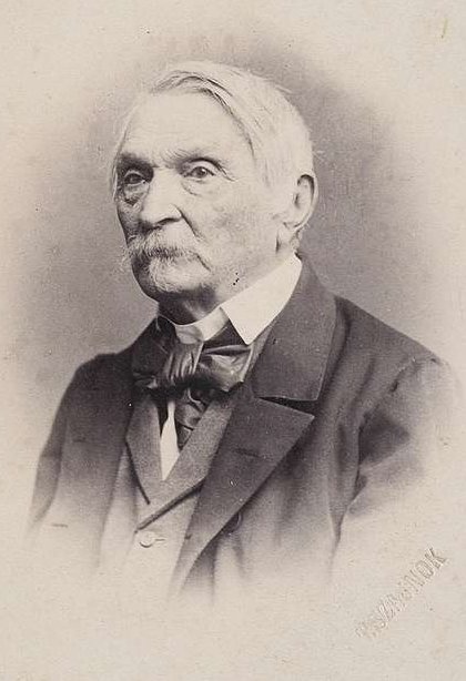 Aleksander Fredro (fot. ok. 1870) — komediopisarz; pomysł „Zemsty" podsunęły mu akta prawdziwego sporu o zamek, którego połowę dostał w posagu żony · źródło: fot. nieznany, Wikimedia Commons, domena publiczna