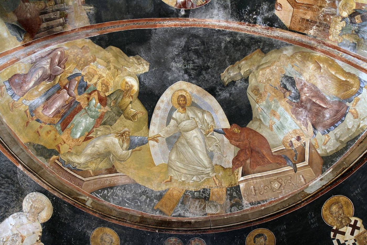 Anastasis — fresk z kościoła Chora w Konstantynopolu (XIV w.): zmartwychwstały Chrystus w bieli wyciąga Adama i Ewę z grobów · źródło: fot. Till Niermann, Wikimedia Commons, CC BY-SA 3.0