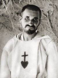 Charles de Foucauld w białym habicie z wyszytym sercem i krzyżem (fot. ok. 1907) · źródło: Wikimedia Commons, domena publiczna
