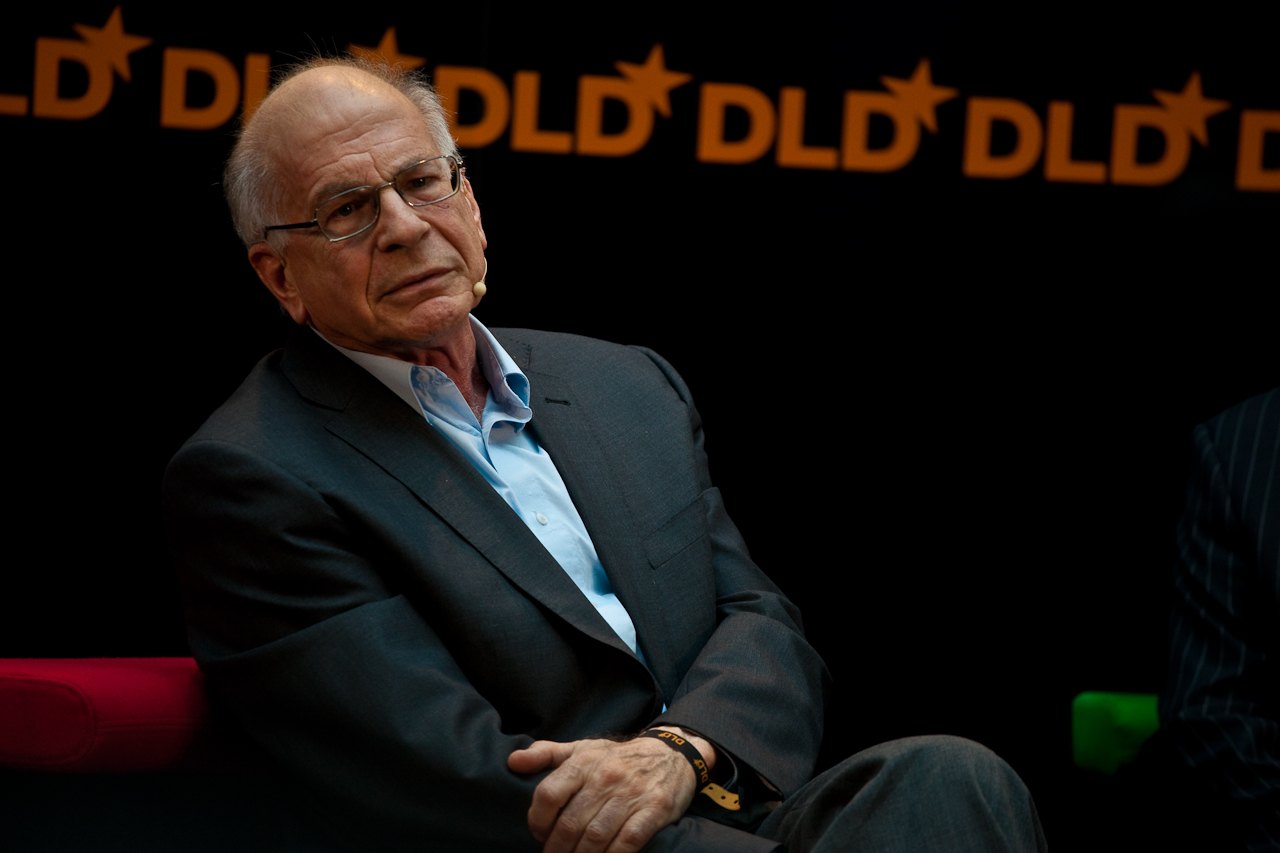 Daniel Kahneman (2009) · źródło: fot. Eirik Solheim, Wikimedia Commons, CC BY-SA 2.0