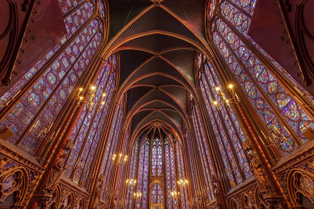 Górna kaplica Sainte-Chapelle w Paryżu (poł. XIII w.): ściany zamienione w witraże · źródło: fot. Diego Delso, Wikimedia Commons, CC BY-SA 4.0