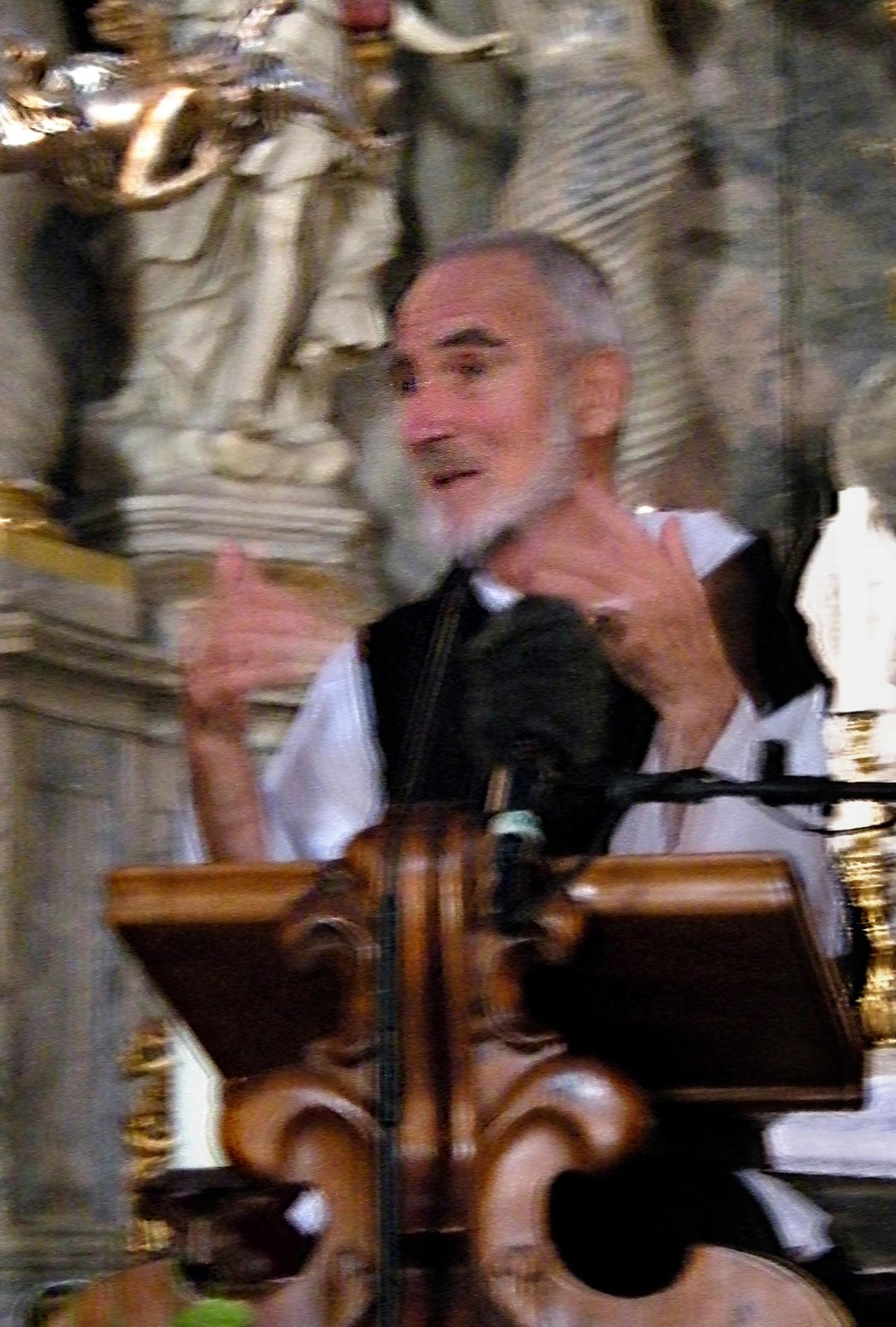 Brat David Steindl-Rast przemawia w kościele (2009) · źródło: fot. Wolfgang H. Wögerer, Wikimedia Commons, CC BY-SA 3.0