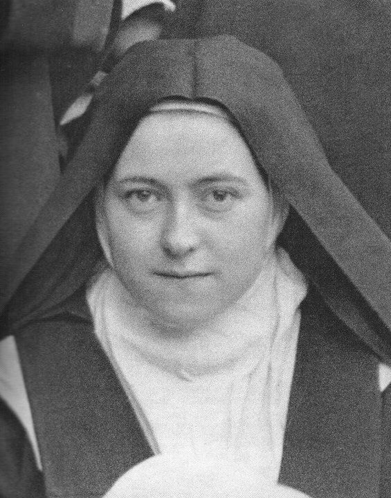 Teresa z Lisieux — fotografia wykonana przez jej siostrę Céline (1895) · źródło: Wikimedia Commons, domena publiczna