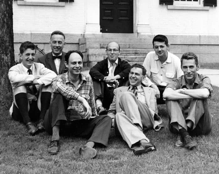 Uczestnicy warsztatu w Dartmouth, sierpień 1956 r. Stoją od lewej: Oliver Selfridge, Nathaniel Rochester, Marvin Minsky i John McCarthy; w pierwszym rzędzie od lewej: Ray Solomonoff, Peter Milner i Claude Shannon · źródło: archiwum rodzinne Marvina Minsky'ego