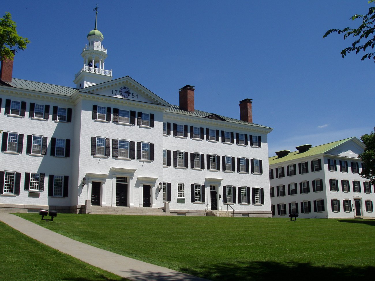 Dartmouth Hall (Hanover, New Hampshire) — miejsce seminarium z lata 1956 r. · źródło: fot. Daderot, Wikimedia Commons, domena publiczna