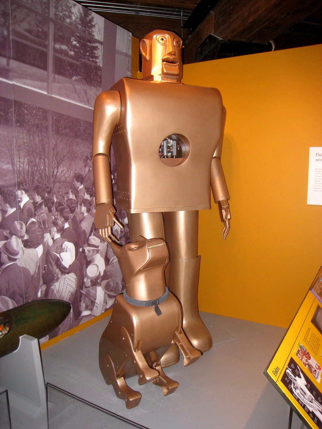 Elektro i Sparko — oryginalne roboty Westinghouse'a z Targów Światowych 1939, dziś na wystawie w Heinz History Center w Pittsburghu · źródło: Wikimedia Commons, domena publiczna