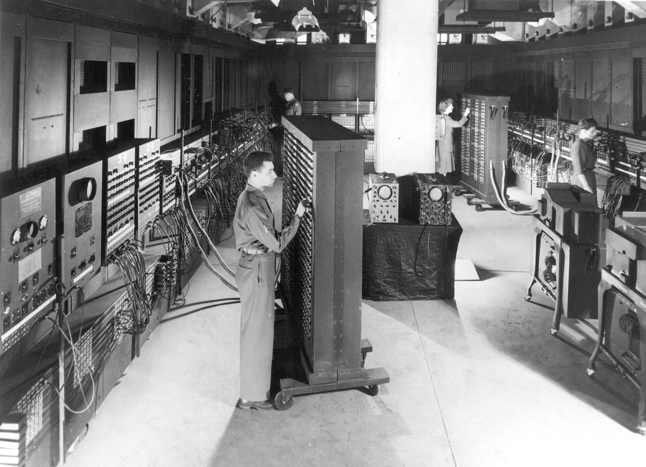 ENIAC w Moore School of Engineering (1946) · źródło: U.S. Army, Wikimedia Commons, domena publiczna