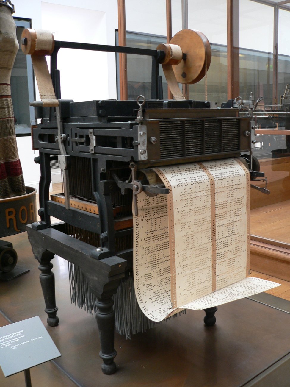 Krosno żakardowe z kartami perforowanymi (Musée des Arts et Métiers, Paryż) · źródło: fot. David Monniaux, Wikimedia Commons, CC BY-SA 3.0