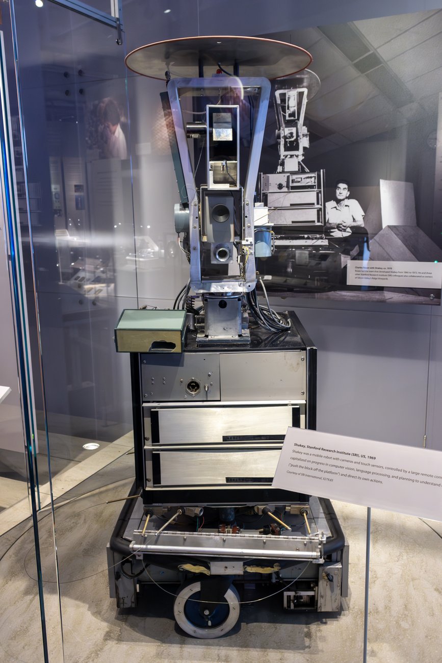 Robot Shakey (SRI, 1969) w Computer History Museum · źródło: fot. The wub, Wikimedia Commons, CC BY-SA 4.0