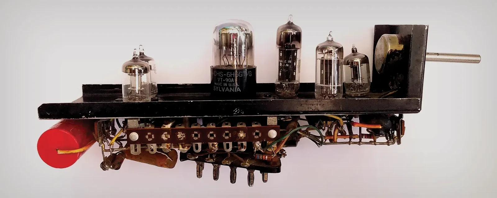 Jeden „neuron" sieci SNARC — moduł z lampami próżniowymi, potencjometrem i mechanizmem sprzęgła. Czterdzieści takich modułów tworzyło całą maszynę