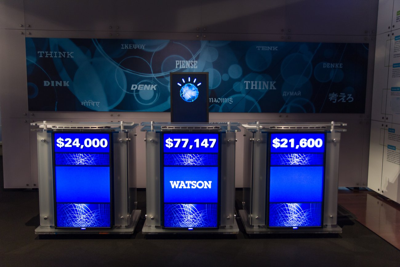 Stanowisko IBM Watson z teleturnieju Jeopardy! · źródło: fot. Atomic Taco, Wikimedia Commons, CC BY-SA 2.0