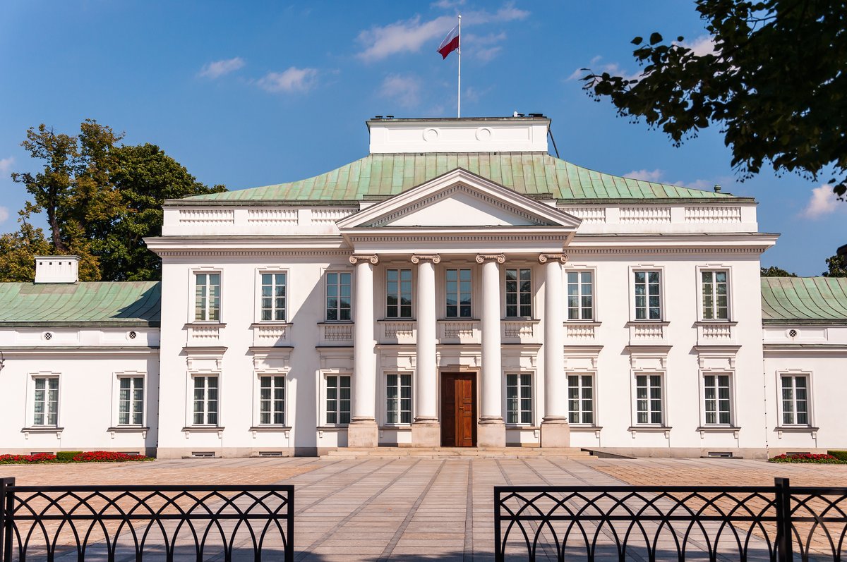 Belweder w Warszawie — jedna z oficjalnych rezydencji Prezydenta RP. Prezydent jest głową państwa: reprezentuje RP, czuwa nad Konstytucją, jest zwierzchnikiem sił zbrojnych. · źródło: Mkos, Wikimedia Commons, CC BY-SA 3.0 PL