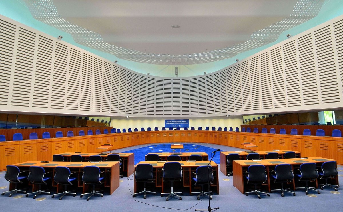 Sala rozpraw Europejskiego Trybunału Praw Człowieka w Strasburgu: obywatel RP, po wyczerpaniu drogi krajowej, może skarżyć państwo do ETPC na podstawie Europejskiej Konwencji Praw Człowieka. · źródło: Adrian Grycuk, Wikimedia Commons, CC BY-SA 3.0 PL