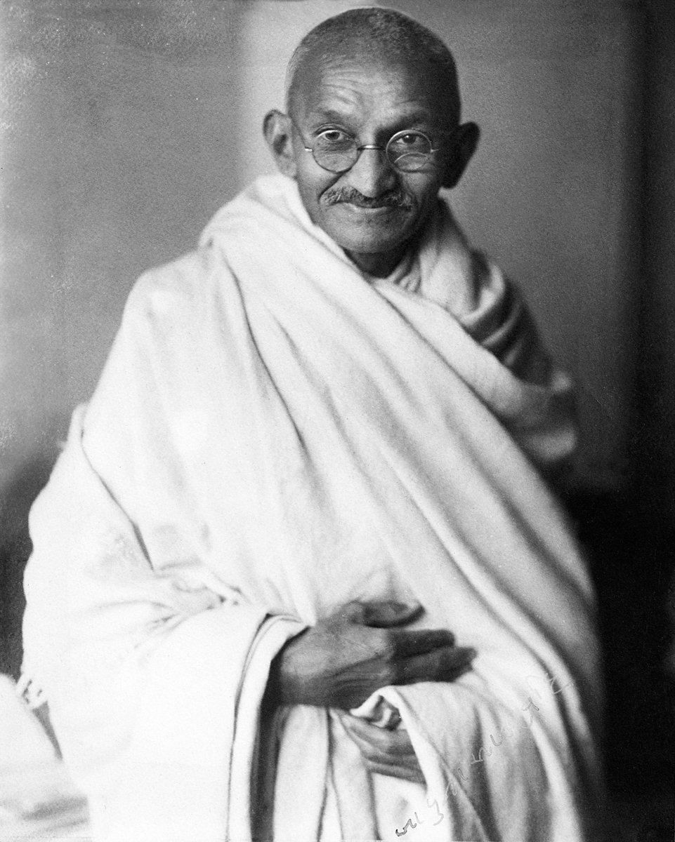 Mahatma Gandhi — przykład władzy charyzmatycznej (Weber): ludzie szli za nim, bo wierzyli w jego wyjątkową misję, nie z powodu tradycji ani przepisów. Słaby punkt: kryzys następstwa po śmierci przywódcy. · źródło: Elliott & Fry, Wikimedia Commons, domena publiczna