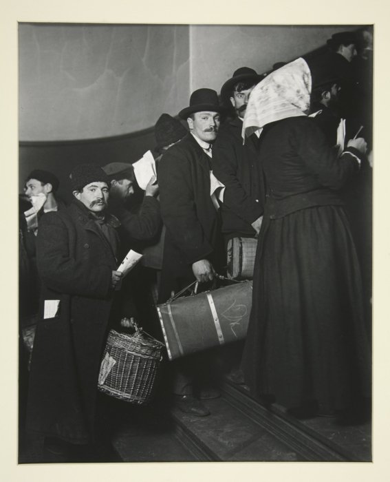Imigranci wspinający się „do Ameryki" na Ellis Island (Lewis Hine, 1908): w erze wielkiej emigracji za chlebem przez tę bramę przeszły także miliony Polaków. · źródło: Lewis Hine, Wikimedia Commons, domena publiczna