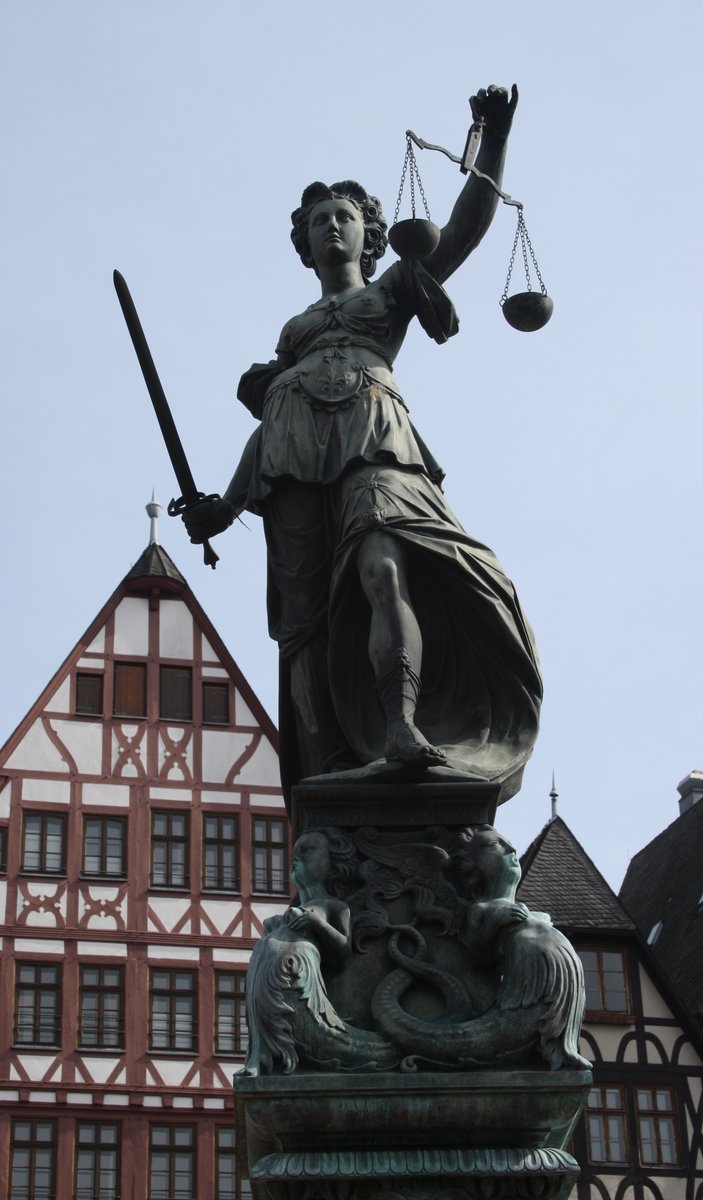 Justycja (Temida) z wagą i mieczem — symbol prawa i sprawiedliwości. System prawa RP to uporządkowana hierarchia źródeł: od Konstytucji, przez ustawy, po rozporządzenia. · źródło: Renate007, Wikimedia Commons, CC BY-SA 4.0