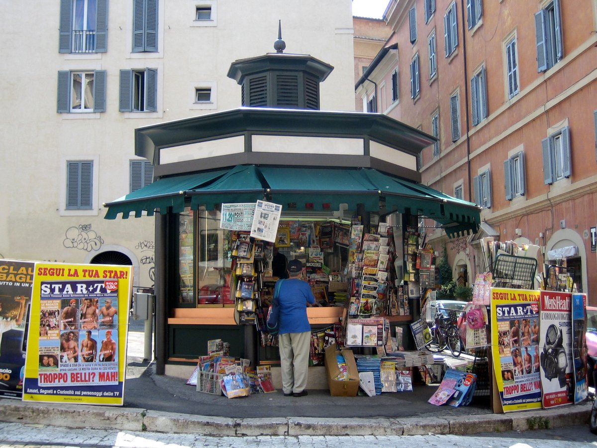 Kiosk z prasą (Rzym, 2005): wielość tytułów to widoczny znak pluralizmu mediów — różne redakcje pełnią funkcję informacyjną, kontrolną i opiniotwórczą. · źródło: Anthony Majanlahti, Wikimedia Commons, CC BY 2.0