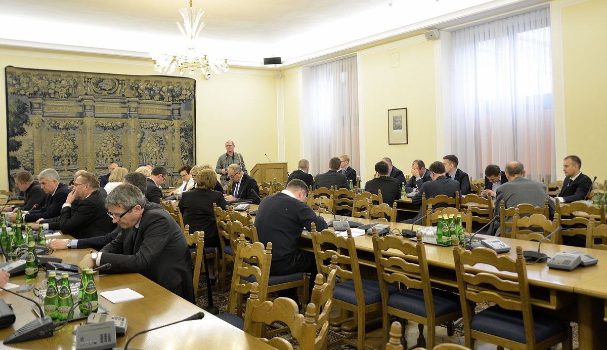 Posiedzenie sejmowej komisji (2015): to na etapie prac komisji grupy interesu i lobbyści najczęściej starają się wpływać na kształt ustaw — lobbing legalny działa jawnie. · źródło: Adrian Grycuk, Wikimedia Commons, CC BY-SA 3.0 PL