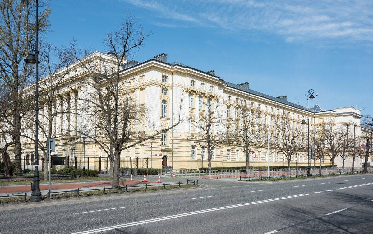 Gmach Kancelarii Prezesa Rady Ministrów w Warszawie — siedziba rządu. Rada Ministrów (premier i ministrowie) prowadzi politykę wewnętrzną i zagraniczną oraz kieruje administracją. · źródło: Adrian Grycuk, Wikimedia Commons, CC BY-SA 3.0 PL