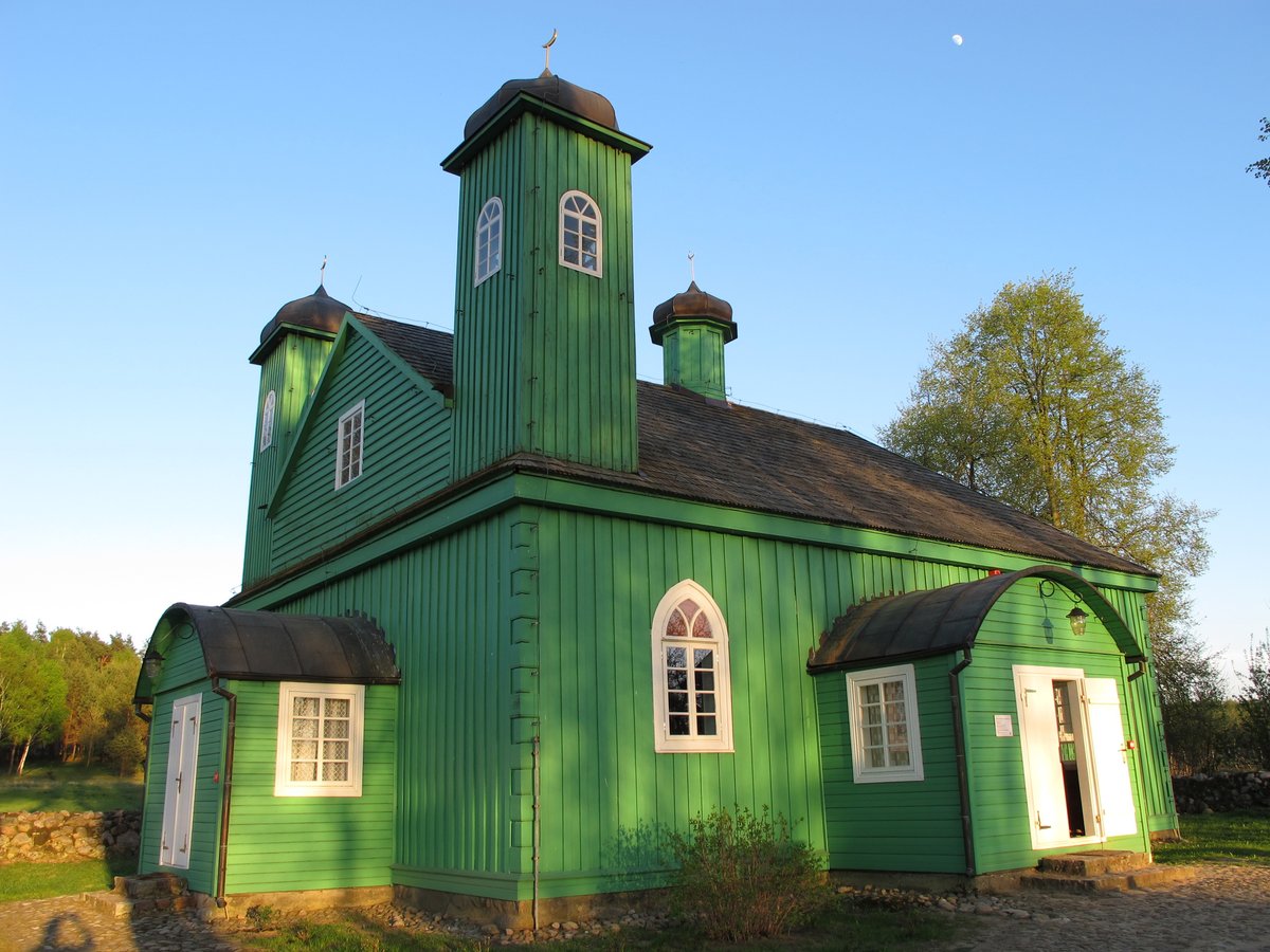 Drewniany meczet Tatarów w Kruszynianach (XVIII w.): polscy Tatarzy to mniejszość etniczna — wspólnota o własnej kulturze i religii, lecz bez państwa-macierzy. · źródło: Krzysztof Kundzicz, Wikimedia Commons, CC BY-SA 3.0