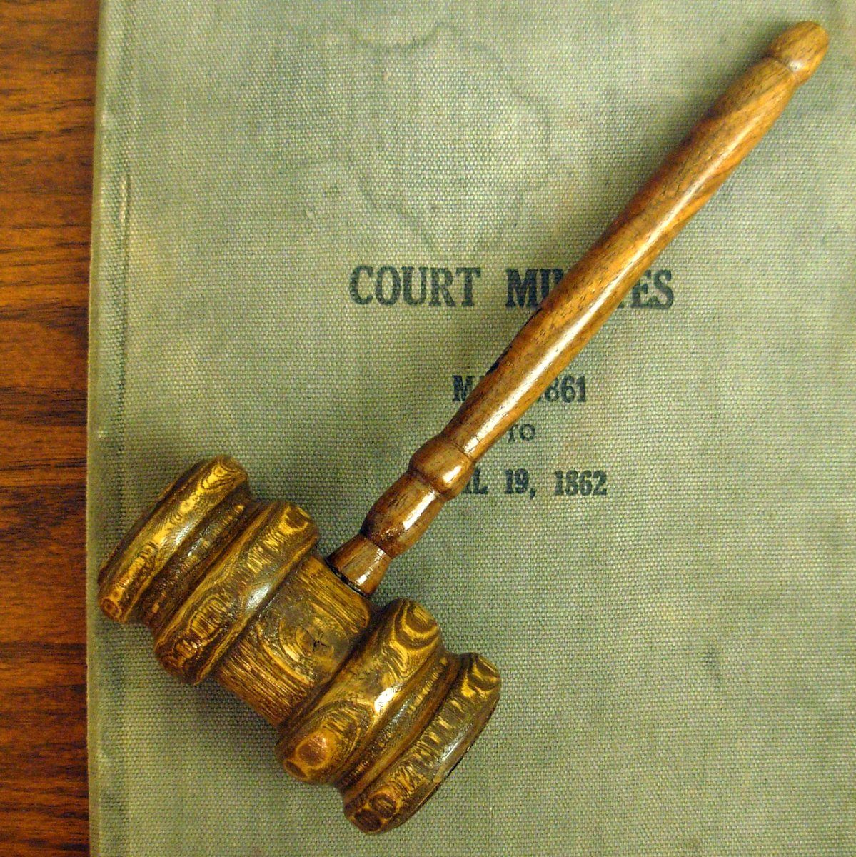 Sędziowski młotek (gavel): symbol wymiaru sprawiedliwości. Prawo karne określa, co jest przestępstwem i jaka grozi kara — a zarazem chroni prawa oskarżonego. · źródło: Jonathunder, Wikimedia Commons, CC BY-SA 4.0