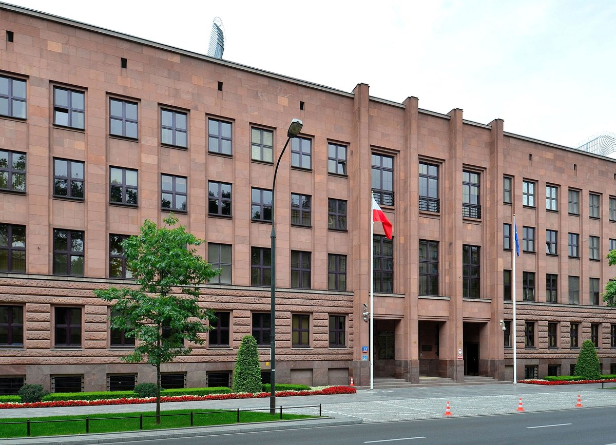 Gmach Ministerstwa Spraw Zagranicznych w Warszawie: MSZ realizuje politykę zagraniczną RP — przez dyplomację, traktaty, członkostwo w organizacjach i placówki za granicą. · źródło: Adrian Grycuk, Wikimedia Commons, CC BY-SA 3.0 PL