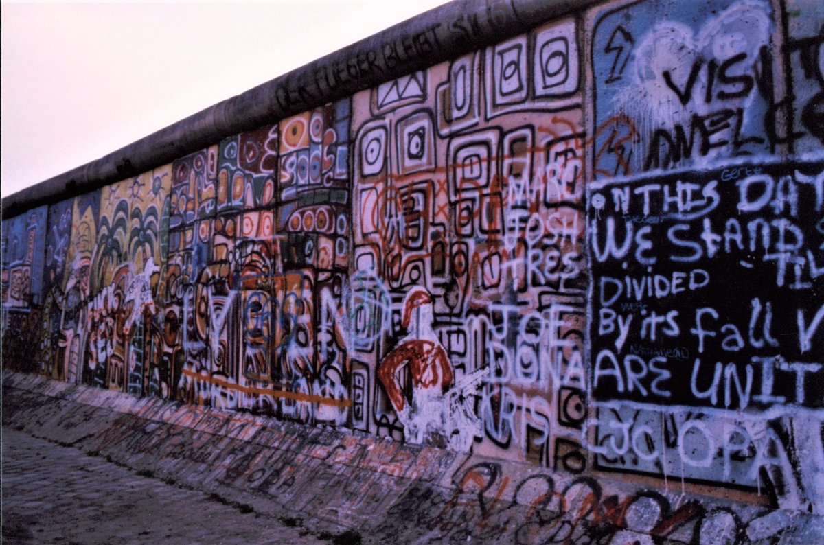 Mur Berliński (1986): totalitarna NRD odgrodziła własnych obywateli, by nie uciekali na Zachód — totalitaryzm dąży do całkowitej kontroli życia, nie tylko polityki. · źródło: Nancy Wong, Wikimedia Commons, CC BY-SA 4.0