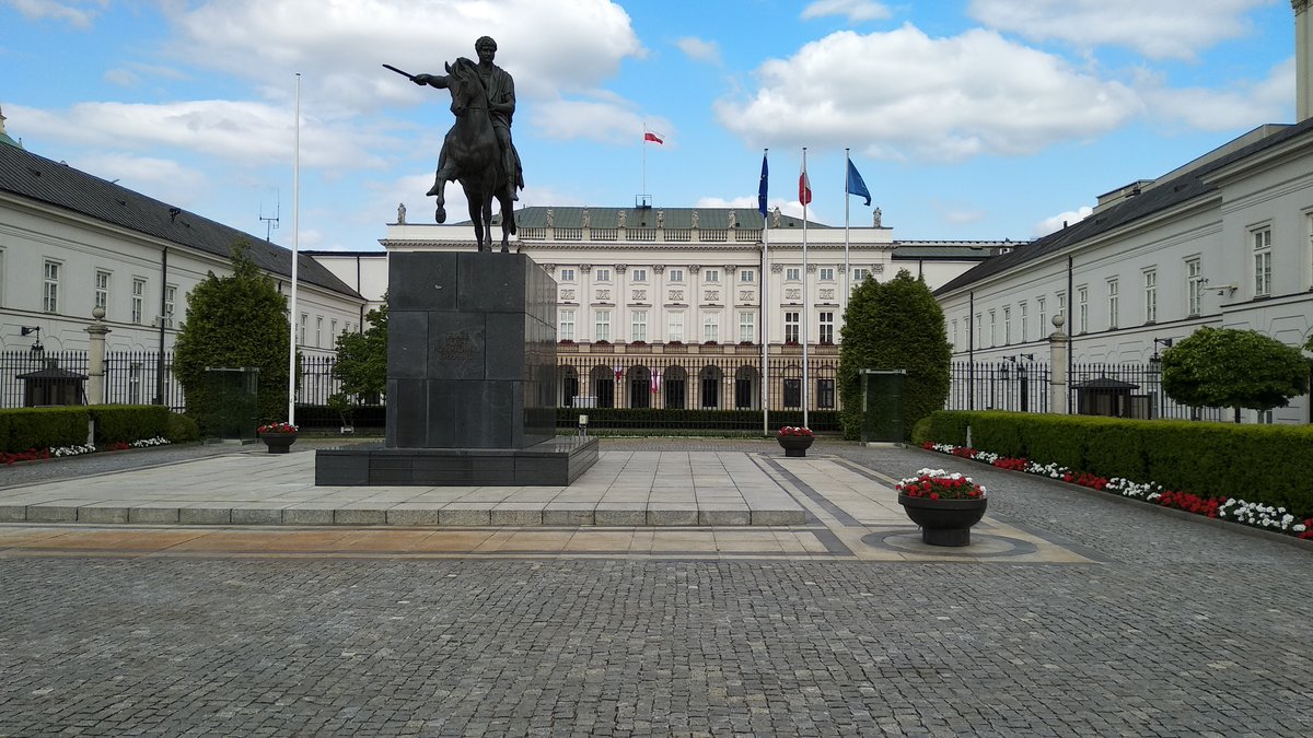 Pałac Prezydencki w Warszawie: ostatni etap drogi ustawy — prezydent ją podpisuje (albo wetuje, albo kieruje do Trybunału Konstytucyjnego), po czym ustawa jest ogłaszana w Dzienniku Ustaw. · źródło: Zala, Wikimedia Commons, CC BY-SA 4.0