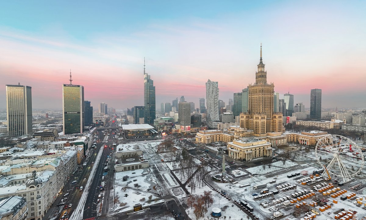 Panorama Warszawy: przestrzeń miasta — zabudowa, drogi, transport — kształtowana jest przez miejscowe plany zagospodarowania i budżety samorządu; to rdzeń lokalnej polityki. · źródło: Quintin Soloviev, Wikimedia Commons, CC BY 4.0