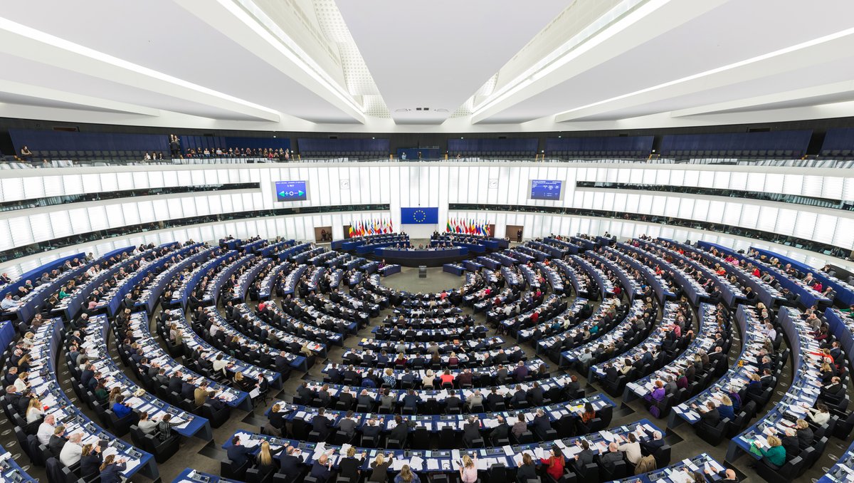 Sala plenarna Parlamentu Europejskiego w Strasburgu: jedyna bezpośrednio wybierana instytucja UE. Władza w Unii dzieli się między Parlament, Radę i Komisję. · źródło: David Iliff (Diliff), Wikimedia Commons, CC BY-SA 3.0