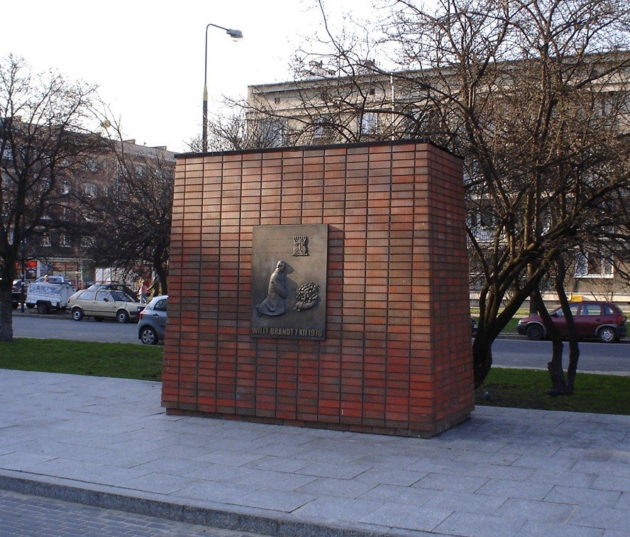 Pomnik upamiętniający klęknięcie Willy Brandta w Warszawie (Warschauer Kniefall, 1970): kanclerz RFN ukląkł przed Pomnikiem Bohaterów Getta — symboliczny gest pojednania po konflikcie. · źródło: Robert Wielgórski, Wikimedia Commons, CC BY-SA 3.0